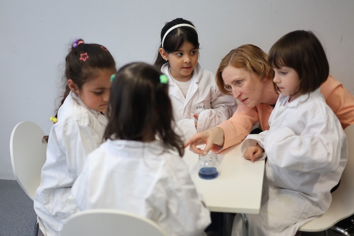 Frauenstadträtin Elke Hanel-Torsch forschte mit den Kindergartenkindern mit.