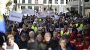 Der lange Protestzug zog sich durch die St. Pöltner Innenstadt bis zum Landhaus.