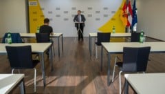 Bernd Strobl referiert bei der Pressekonferenz. Es bleibt sehr viel Raum für Interpretationen.