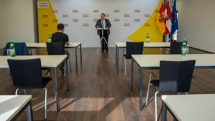 Bernd Strobl referiert bei der Pressekonferenz. Es bleibt sehr viel Raum für Interpretationen.