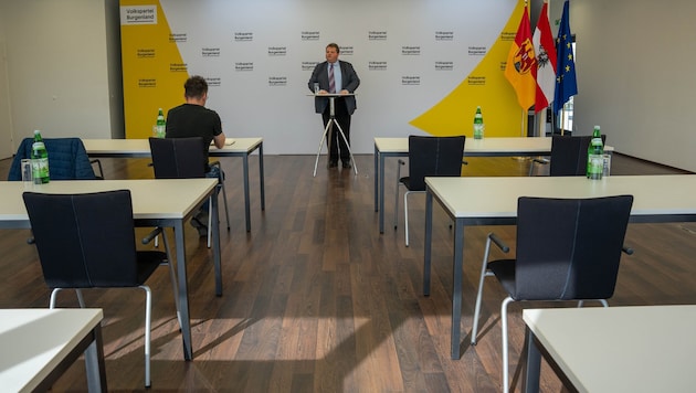 Strobl referiert bei der Pressekonferenz. Es bleibt sehr viel Raum für Interpretationen.
