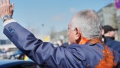 Der iranische Schah-Sohn Reza Pahlavi ist in Berlin nach einer Pressekonferenz mit Ketchup ...