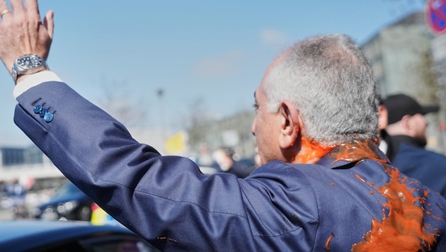 Der iranische Schah-Sohn Reza Pahlavi ist in Berlin nach einer Pressekonferenz mit Ketchup ...