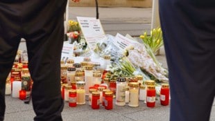Trauer und Bestürzung nach der Bluttat in der Innenstadt waren groß, viele brachten Kerzen.