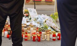 Trauer und Bestürzung nach der Bluttat in der Innenstadt waren groß, viele brachten Kerzen.