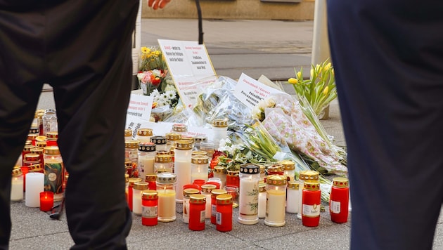 Trauer und Bestürzung nach der Bluttat in der Innenstadt waren groß, viele brachten Kerzen.