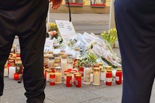 Trauer und Bestürzung nach der Bluttat in der Innenstadt waren groß, viele brachten Kerzen.