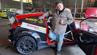 Michi Kogler mit dem Ford Fiesta WRC, den „Ciao Papa“ ziert, im KFZ-Betrieb Kirchner.