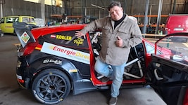 Michi Kogler mit dem Ford Fiesta WRC, den „Ciao Papa“ ziert, im KFZ-Betrieb Kirchner.