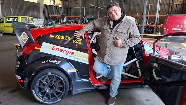 Michi Kogler mit dem Ford Fiesta WRC, den „Ciao Papa“ ziert, im KFZ-Betrieb Kirchner.