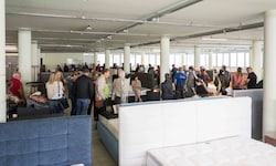 Die Schlange beim Abverkauf der Restposten im ADA-Werk in Anger war scheinbar endlos.