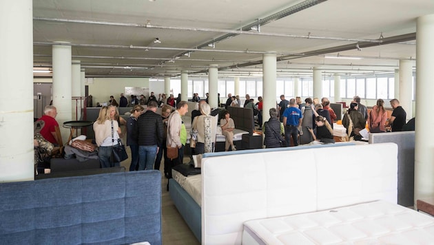 Die Schlange beim Abverkauf der Restposten im ADA-Werk in Anger war scheinbar endlos.