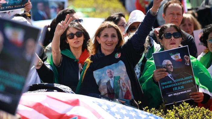 Vor dem Berliner Reichstagsgebäude versammelten sich am Donnerstag etwa Tausend ...
