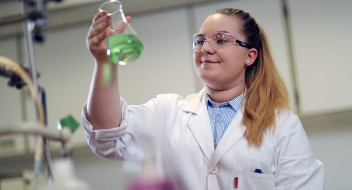 Zur Jobbeschreibung gehören u.a. angewiesene Probeentnahmen für die Produktionskontrolle.