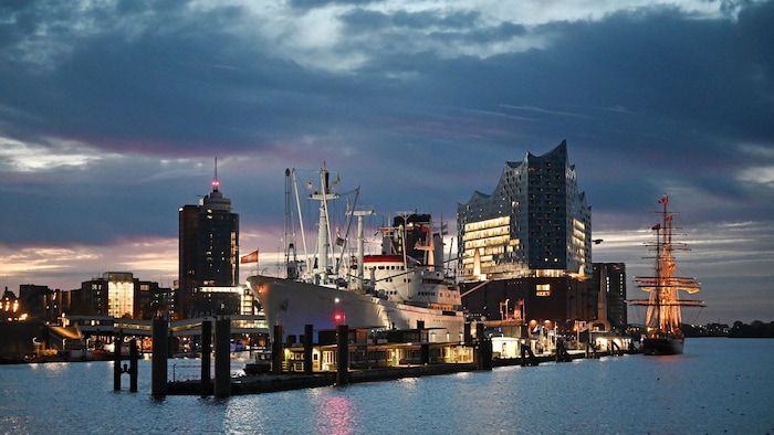 Hamburger Hafen mit Blick auf Elbphilharmonie (re.)