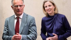 NEOS-Chefin Beate Meinl-Reisinger macht dem Finanzminister ein Geschenk – oder? (Fotomontage)