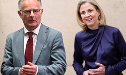 NEOS-Chefin Beate Meinl-Reisinger macht dem Finanzminister ein Geschenk – oder? (Fotomontage)