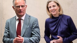 NEOS-Chefin Beate Meinl-Reisinger macht dem Finanzminister ein Geschenk – oder? (Fotomontage)