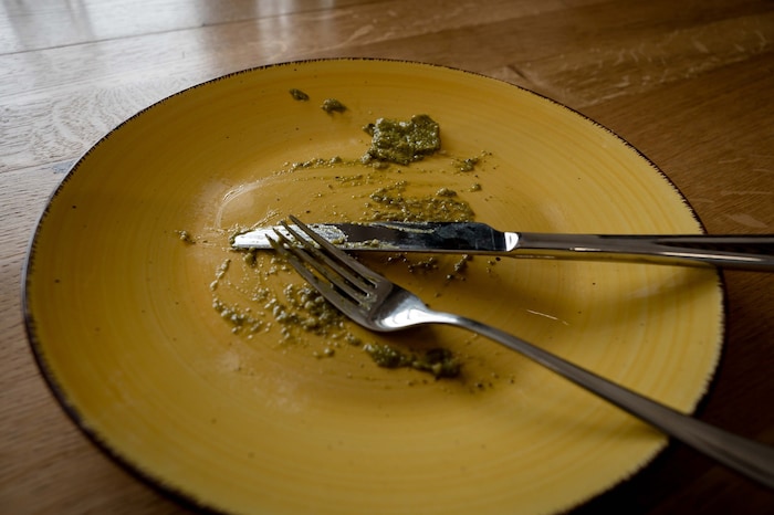 Wenn nach dem Essen Vergiftungssymptome auftreten, sofort den Notruf wählen.