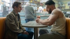 Jamie Bell spielt den erwachsenen Niall (li.), der seit Jahrzehnten zwischen Faszination für und ...