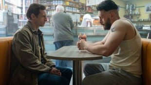Jamie Bell spielt den erwachsenen Niall (li.), der seit Jahrzehnten zwischen Faszination für und ...
