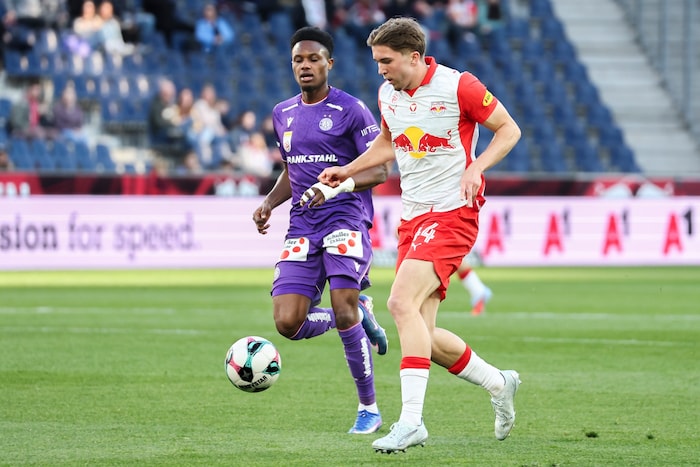 Schuster (re.) ist defensiv gesetzt.