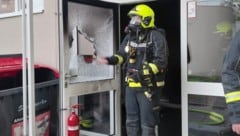 Über dieses Loch in der Tür war der Brand gelegt worden.