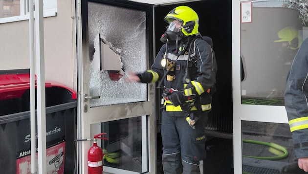 Über dieses Loch in der Tür war der Brand gelegt worden.