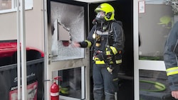 Über dieses Loch in der Tür war der Brand gelegt worden.