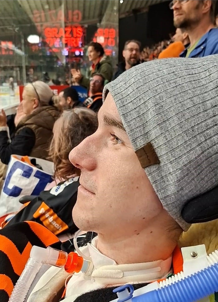 Bastin kann noch für kurze Zeit im Rollstuhl sitzen – und genoss unglaublich das Match seiner ...