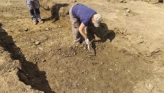 Im Gegensatz zu genehmigten Ausgrabungen (Foto) haben die Raubgräber illegal nach Wertvollem ...