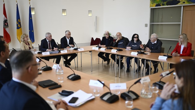 Gespräch zwischen Landesräten, Experten den Landes und führenden Vertretern der Demonstrationen.