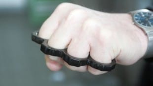 Ein Schlagring zählt zu den verbotenen Waffen. Ein 16-Jähriger hatte eine solche Waffe in seinem ...