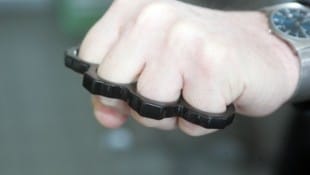 Ein Schlagring zählt zu den verbotenen Waffen. Ein 16-Jähriger hatte eine solche Waffe in seinem ...