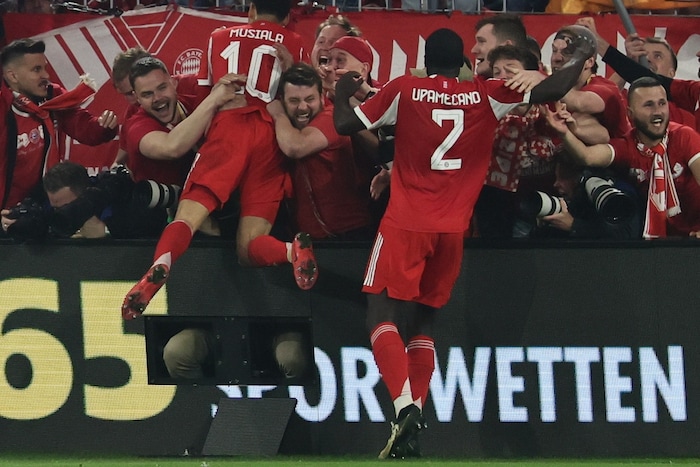 Bayern-Fans stürmten im Spiel gegen Real Madrid den Innenraum