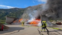 Der Müllbrand sorgte für gewaltige Flammen und dunkle Rauchschwaden.