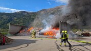 Der Müllbrand sorgte für gewaltige Flammen und dunkle Rauchschwaden.