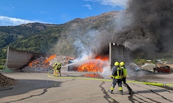 Der Müllbrand sorgte für gewaltige Flammen und dunkle Rauchschwaden.