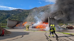 Der Müllbrand sorgte für gewaltige Flammen und dunkle Rauchschwaden.