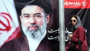 Bilder und Wandmalereien von Mojtaba Khamenei gibt es in Teheran und anderen Städten viele, doch ...