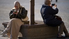 Zwei Frauen mit ihren Smartphones in Moskau