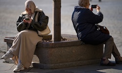 Zwei Frauen mit ihren Smartphones in Moskau