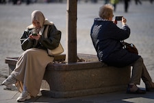 Zwei Frauen mit ihren Smartphones in Moskau