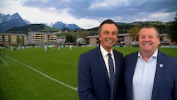 Der Skiclub Bischofshofen um Manfred Schützenhofer (re.) und Raimund Unger bekam am Donnerstag ...