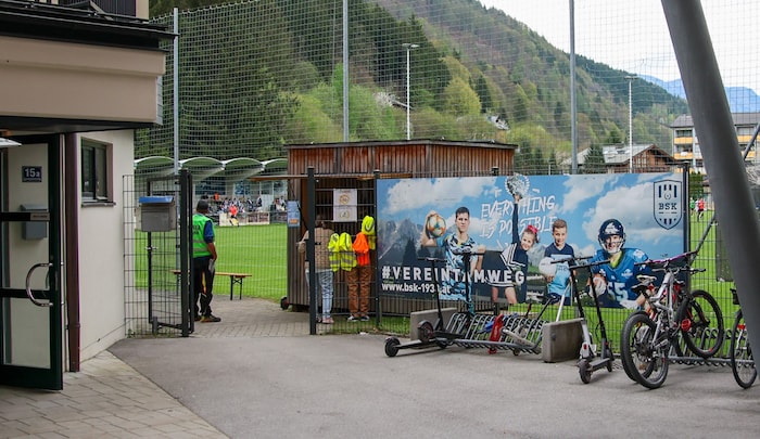 Noch hängen Plakate des BSK beim Sportplatz. Mit 1. Juli ist der Skiclub Bischofshofen neuer ...