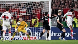 Stuttgart-Joker Tiago Tomas sticht, trifft in Minute 119 per Ferse zum 2:1.