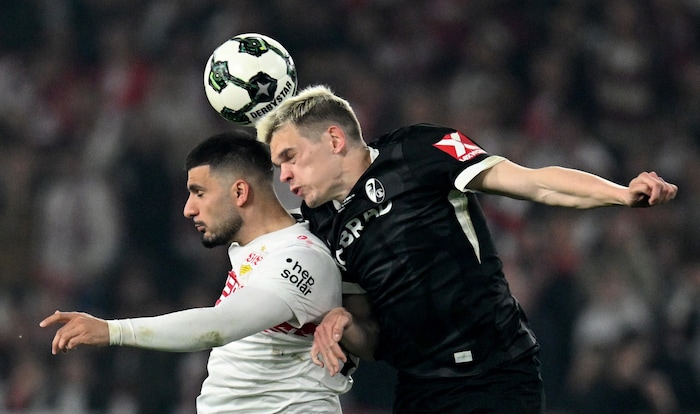 Deniz Undav (links) gegen Matthias Ginter