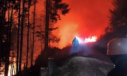 Das Flammenmeer hielt hunderte Feuerwehren in Atem.