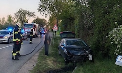 Das Auto überstand den schweren Unfall besser als das Großraumtaxi: Der Lenker wurde nur leicht ...