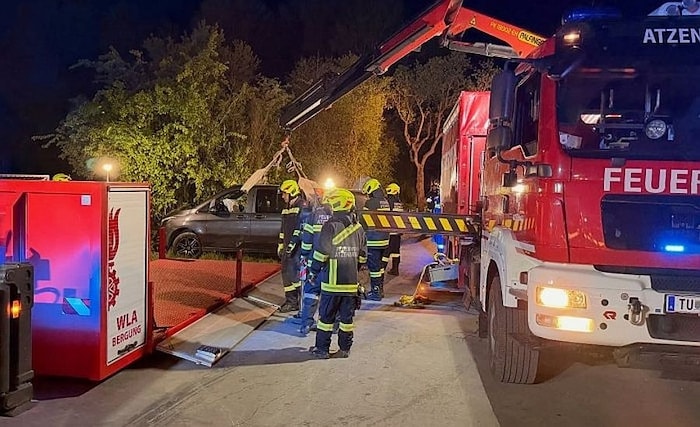 Vier Feuerwehren und zwei Rettungshubschrauber halfen den teilweise eingeklemmten Personen.